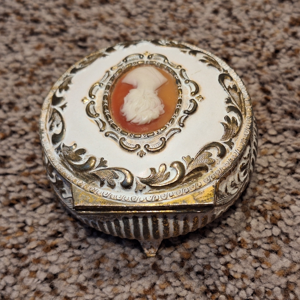 Vintage Cameo Trinket Box - Picture 10 of 10